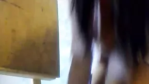 Знойная кобыла beardbird тщательно теребит пилотку