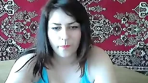 Грудастая путана AlisiaStar раздевается и дрочит пизду