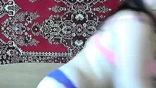 Грудастая путана AlisiaStar раздевается и дрочит пизду