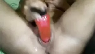 Роскошная самка BRIANA смачно мастурбирует пизду