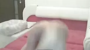 Симпатичная путана LadyKrysty мастурбирует пизду