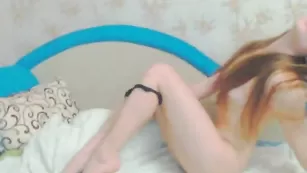 Симпатичная бабенка smileygirl раздевается и дрочит пизду