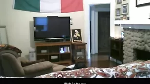 Шальная брюнеточка делает минет и трахается в пизду