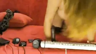 Светловолосая толстуха anffisa трахает вагину самотыком