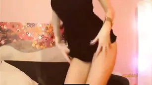 Симпатичная россиянка Катюшка Евстигнеева показывает сочную попку