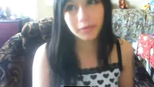 Озорная крошка aliceli показывает небольшие сиськи