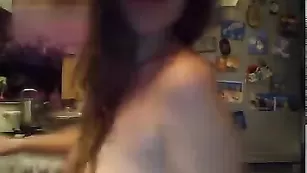 Красивая девка исполняет отличный минетик