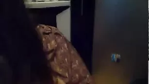 Красивая девка исполняет отличный минетик