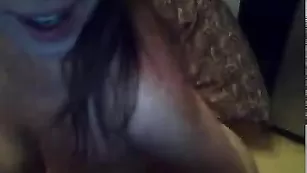 Красивая девка исполняет отличный минетик