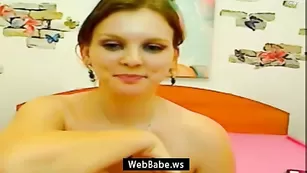 Импозантная куртизанка Naughtycindy ласкает киску пальчиками