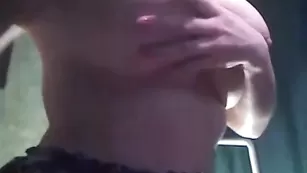 Сисястая крошка Glamurka массирует груди