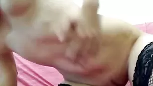 Светловолосая курва xhotgirlx трахает отверстия пальчиками