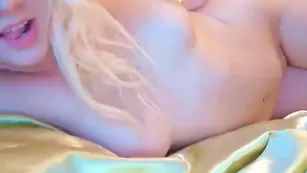 Сексуальная блондиночка Bonia5 дрочит пизду в привате