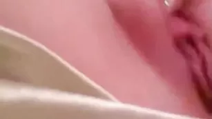 Сексуальная блондиночка Bonia5 дрочит пизду в привате