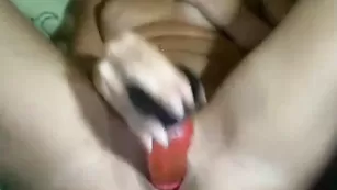 Строптивая краля briana трахает пизду страпоном