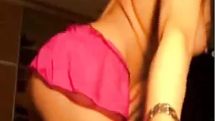 Страстная кобыла Subdueme ласкает свои пышные формы