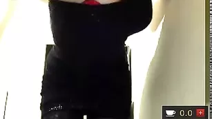 Великолепная стерва LadyBiker снимает нижнее белье