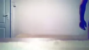 Сексуальная молодая брюнетка трахаются в пизду с парнями