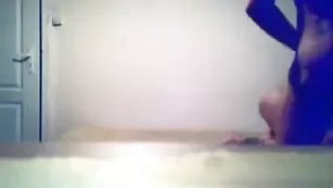 Сексуальная молодая брюнетка трахаются в пизду с парнями