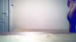 Сексуальная молодая брюнетка трахаются в пизду с парнями