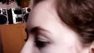 Красивая телочка Лена делает сочный минет хахалю