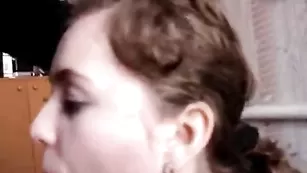 Красивая телочка Лена делает сочный минет хахалю