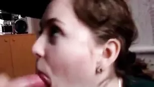 Красивая телочка Лена делает сочный минет хахалю