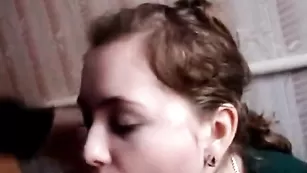 Красивая телочка Лена делает сочный минет хахалю