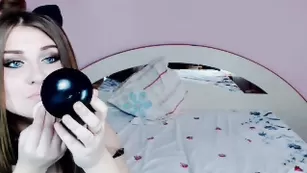 Голубоглазая сучка мастурбирует подружке erostars