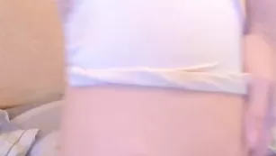 Взрослая милаха IwantLambo похотливо теребит киску