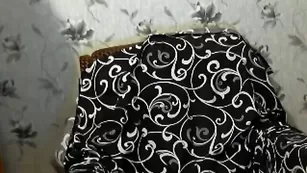 Худенькая сучка karisha1 ласкает бритую пизду