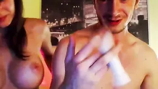 Восхитительная кобыла milanavince сосет пенис чуваку