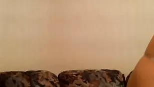 Русская шлюшечка GinaRussel ласкает натуральные сиси