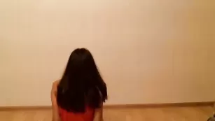 Русская шлюшечка GinaRussel ласкает натуральные сиси