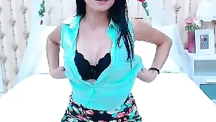 Красивая цыпочка leona обнажает сочные груди