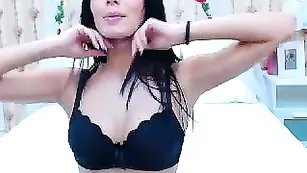 Красивая цыпочка leona обнажает сочные груди