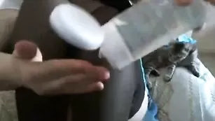 Пылкая брюнеточка позирует в чулках и теребит пизду