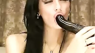 Прекрасная модель Nicolie дрочит влагалище фаллосом