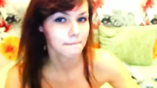 Озорная крошка Sweetrrose танцует красивый стриптиз