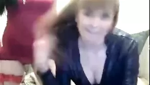 Сексуальные дамочки newcatbaby эротично целуются