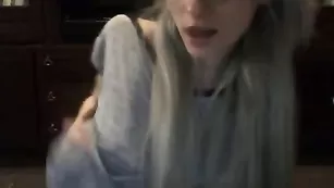 Шальная блондиночка ласкает сисечки и писечку