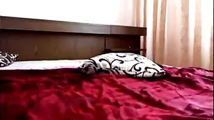 Смазливая брюнетка SexyLyna мастурбирует пизду