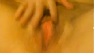 Привлекательная детка sexybona теребит пилотку пальцами