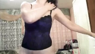 Женщина с широким тазом catsuit заводит бритой пиздой