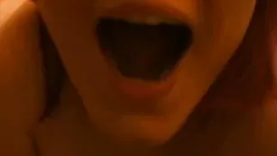 Сочная краля sexykiska трахает пизду в привате