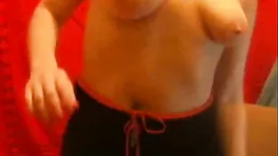 Сочная краля sexykiska трахает пизду в привате