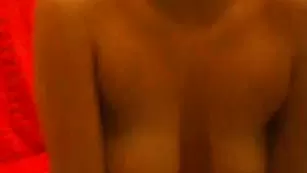 Сочная краля sexykiska трахает пизду в привате