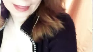 Превосходная бэйба dolorres оголяет отличные сиськи