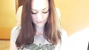 Милая PJgirl общается в чате