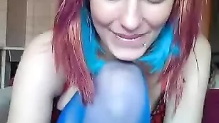 Рыжая красотка evvygold танцует в синих чулках